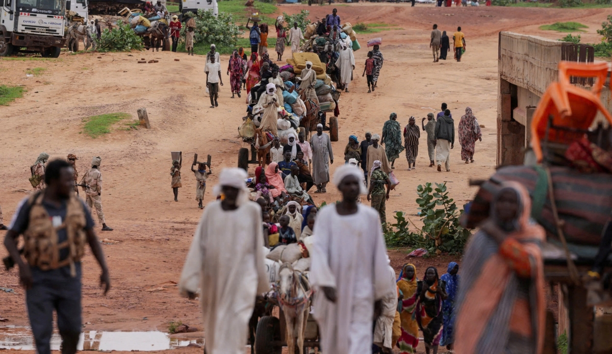Người dân Sudan chạy trốn tìm nơi ẩn náu. (Ảnh: Reuters)