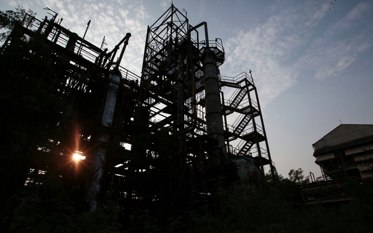 Nhà máy thuốc trừ sâu cũ của Union Carbide tại Bhopal. Ảnh: Reuters.