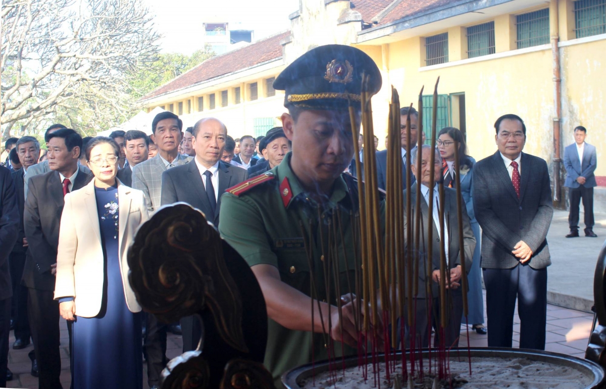 Các đại biểu dâng hương tri ân các thế hệ cha anh đã hi sinh vì độc lập tự do
