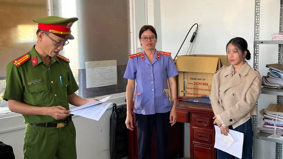 Nguyễn Giang Vũ Vi nghe đọc lệnh tạm giữ (ảnh: CA)