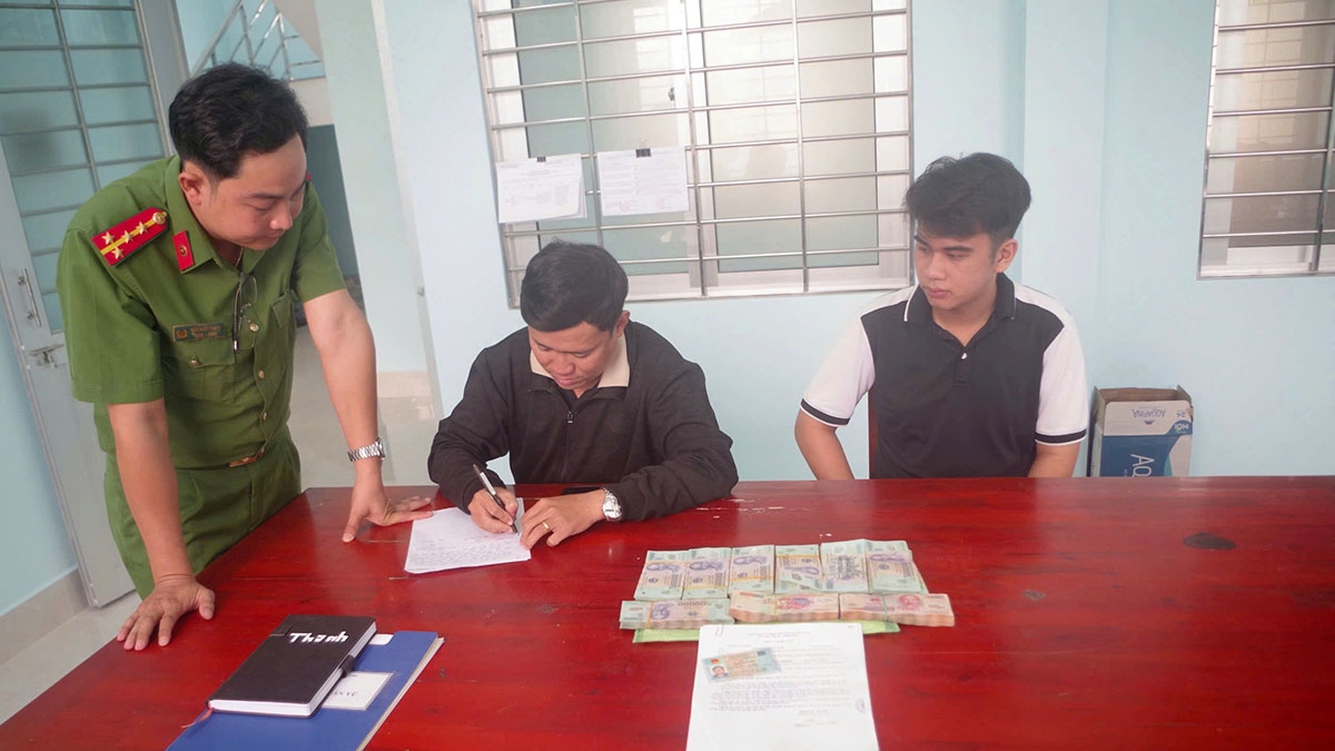 Công an xã Thạnh Trị làm thủ tục tiếp nhận và trao trả số tiền và giấy tờ cho người đã mất