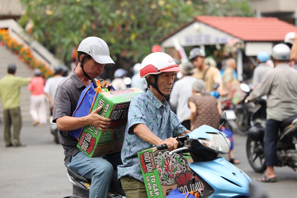 nhu_yeu_pham_phuc_vu_ngay_tet_trao_den_tay_nguoi_dan.jpg