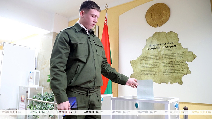 Quân nhân Belarus bỏ phiếu bầu cử Tổng thống - Ảnh: BelTA