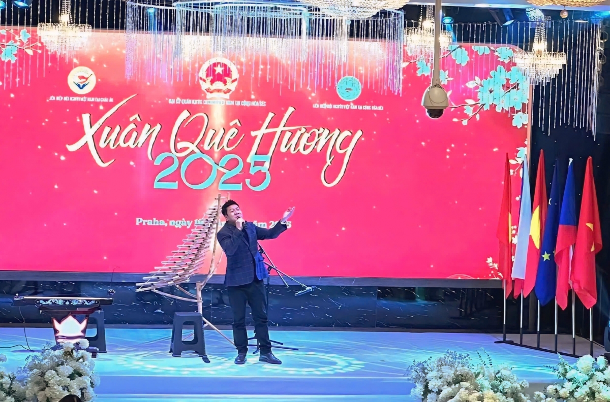 NSND Đỗ Quốc Hưng – Phó Giám đốc Học viện Âm nhạc Quốc gia Việt Nam – đã mang đến những tiết mục xúc động đầy ý nghĩa.