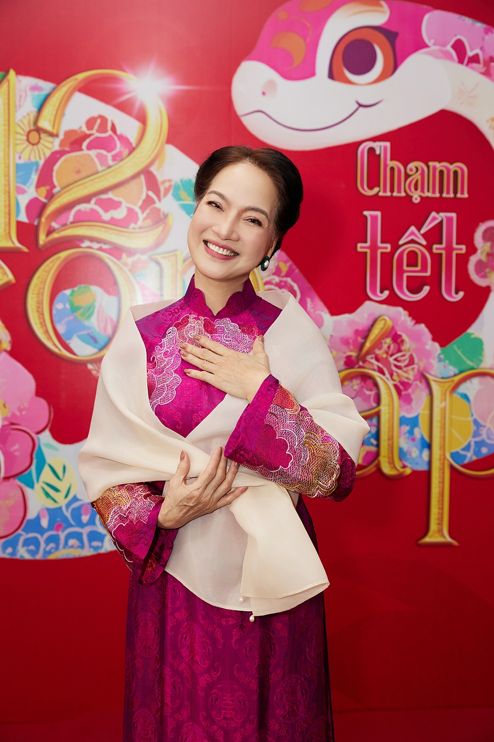 NSND Lê Khanh - khách mời quen thuộc của chương trình 12 con giáp, xuất hiện trong một thiết kế mang linh vật Tuổi Mão. Nghệ sĩ tinh tế, phối thêm 1 chiếc khăn mỏng, thêm phần nền nã và đúng chất phụ nữ Hà Thành.