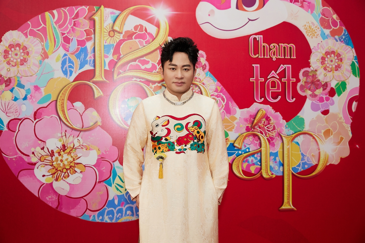 Tùng Dương khoác lên mình bộ áo dài thêu tay hoạ tiết đàn lợn tươi vui thuộc dòng tranh dân gian đông hồ. Màu sắc sặc sỡ của hoạ tiết thêu trên gam màu chủ đạo màu nude, mix cùng chiếc vòng cổ khiến nam ca sĩ giữ được vẻ cá tính vốn có.