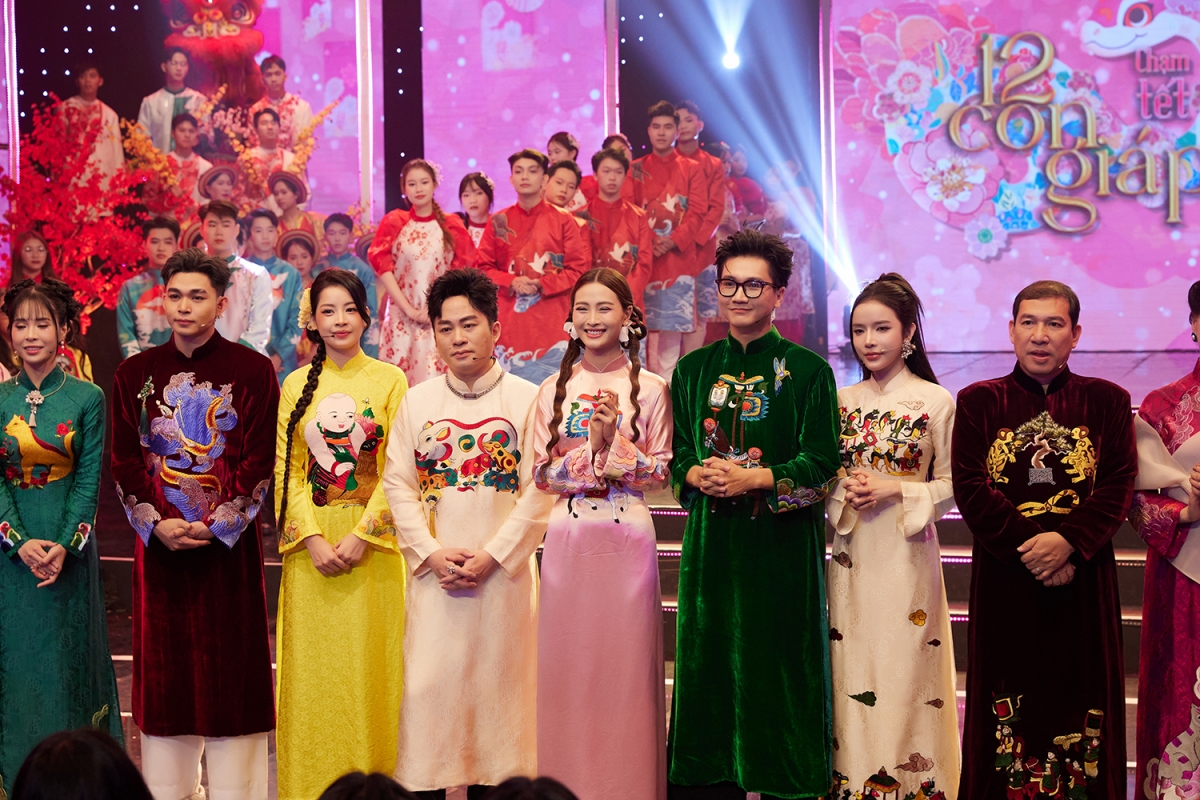 Các nghệ sĩ tham gia chương trình cùng nhau ghi lại hình ảnh kỷ niệm trước thềm năm mới xuân Ất Tỵ 2025.