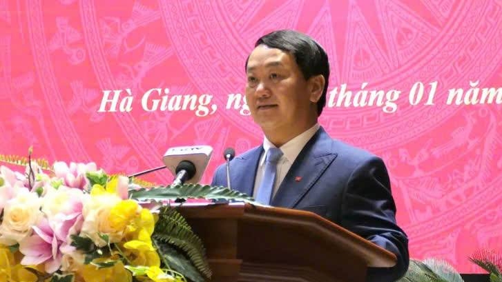 Ông Hầu A Lềnh phát biểu nhận nhiệm vụ 