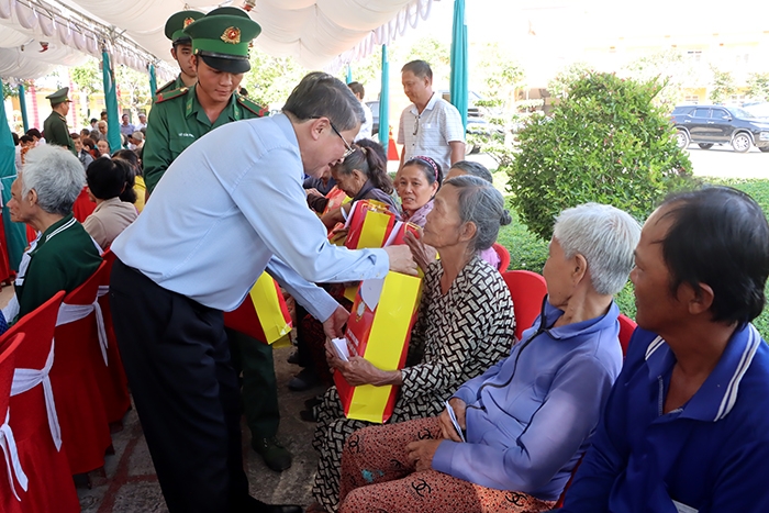 Ông Nguyễn Đức Hải, Phó Chủ tịch Quốc hội tặng quà tết cho hộ nghèo, gia đình chính sách.