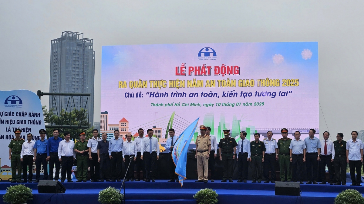Ông Nguyễn Thành Lợi, Phó Trưởng Ban chuyên trách Ban An toàn giao thông TPHCM nhận cờ phát động từ lãnh đạo TP