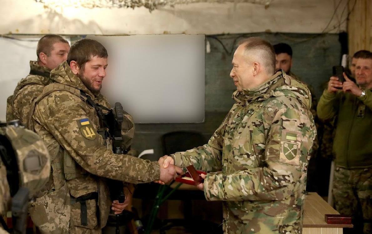 Tổng tư lệnh Lực lượng vũ trang Ukraine, Oleksandr Syrskyi thăm những người lính Ukraine trên chiến trường. Ảnh: Getty