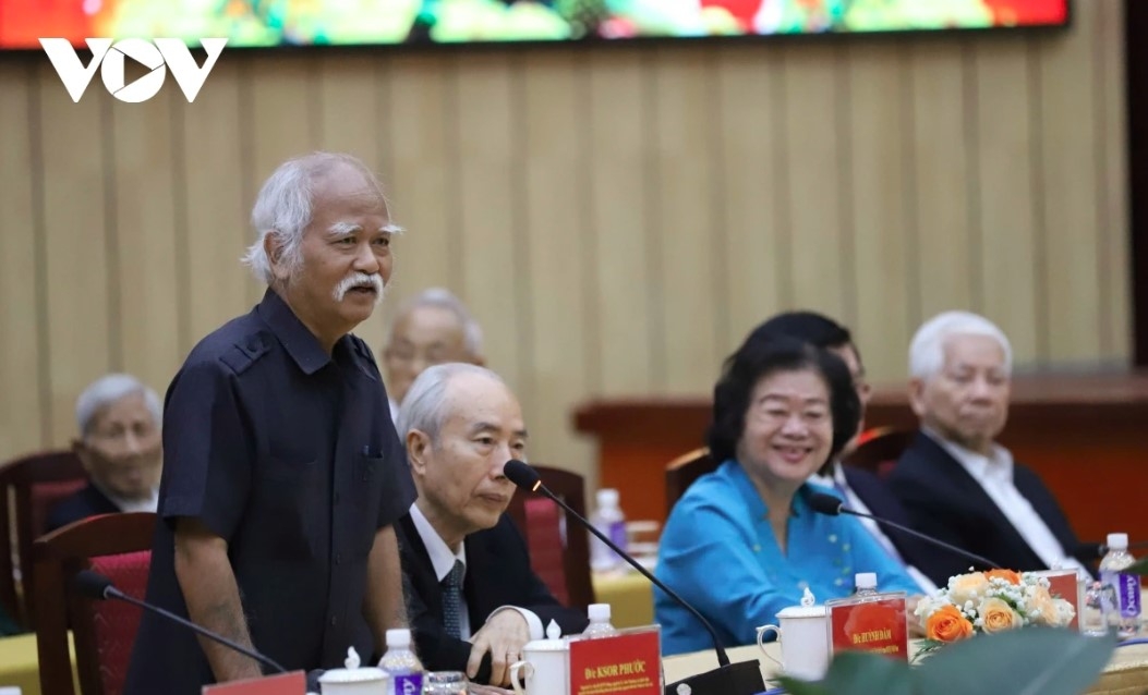 The meeting features more than 100 former Party and State leaders, intellectuals, scientists, and artists.