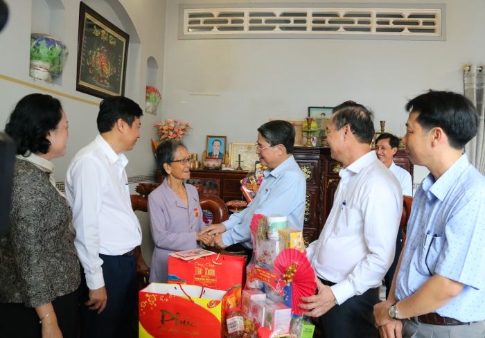 Phó Chủ tịch Quốc hội Nguyễn Đức Hải ân cần thăm hỏi sức khỏe, đời sống đối với bà Nguyễn Thị Tiếu.