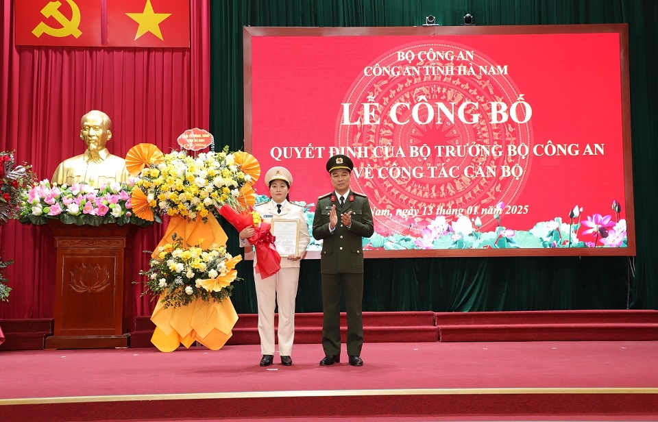 Đại tá Tô Anh Dũng, Giám đốc Công an tỉnh Hà Nam trao Quyết định về việc bổ nhiệm Thượng tá Đỗ Thị Thu Hiền - Trưởng Công an thành phố Phủ Lý giữ chức vụ Phó Giám đốc Công an tỉnh Hà Nam