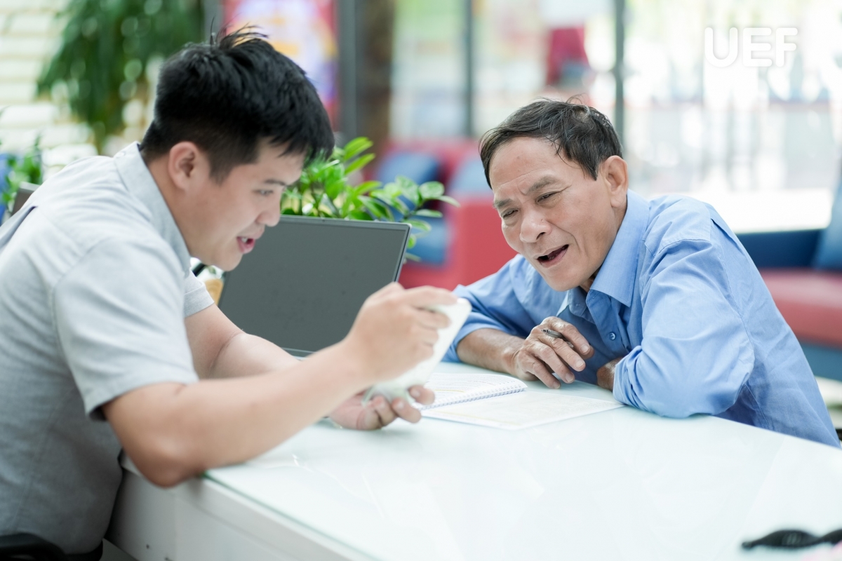 Một phụ huynh trực tiếp tìm hiểu chính sách xét học bổng sớm (ảnh UEF)