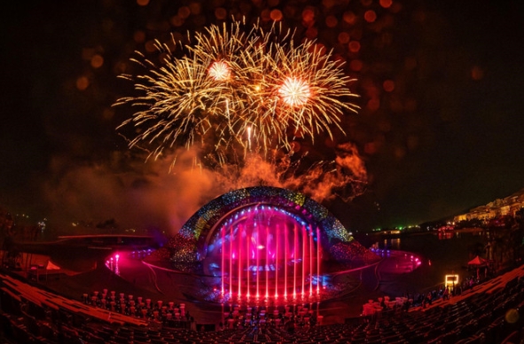 The event stage of Coca-Cola is visually stunning, featuring a variety of effects from the "Kiss of the Sea" stage.