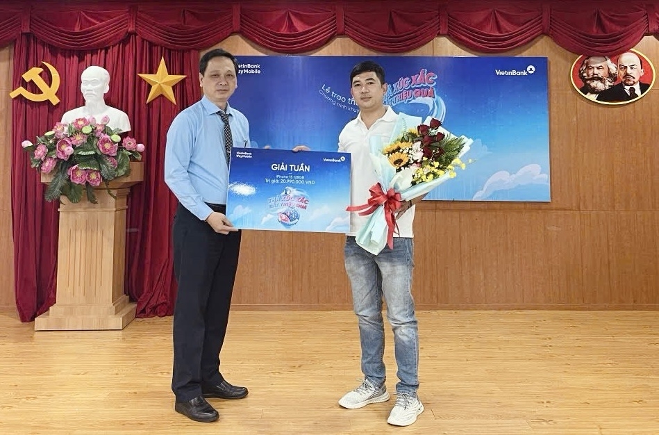 Khách hàng trúng thưởng Kỳ 1 của chương trình “Thả xúc xắc - Bắt triệu quà” trên app VietinBank iPay Mobile