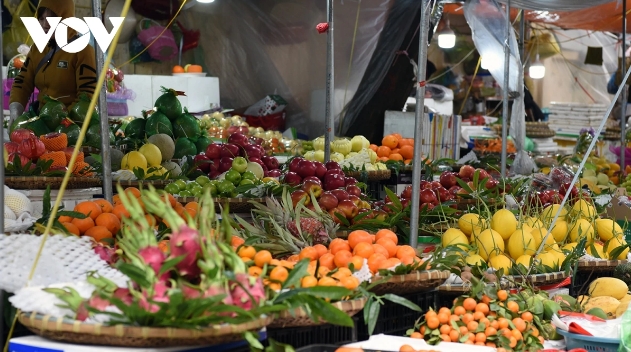 Although the goods on sale are still very diverse, ranging from fruits, banh chung (square glutinous rice cake), fresh flowers, to ornamental plants, they still do not attract the expected number of customers.