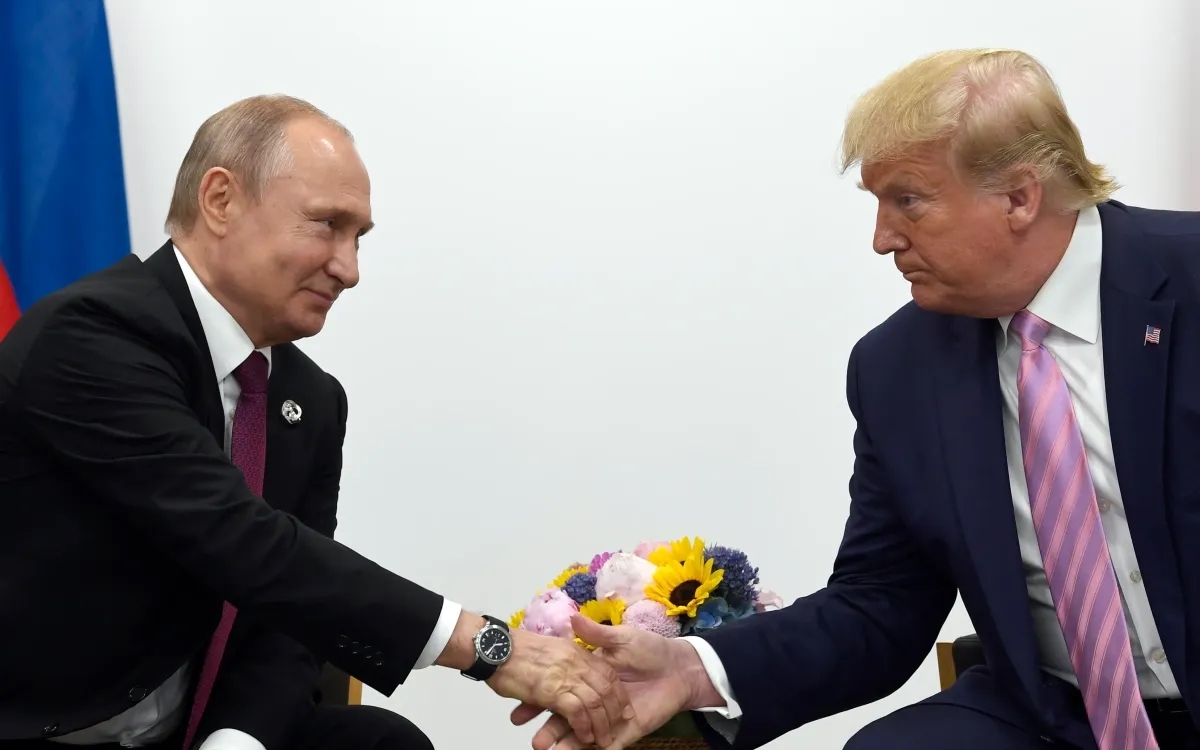 Ông Putin và ông Donald Trump bắt tay tại cuộc họp song phương bên lề Hội nghị thượng đỉnh G20 tại Osaka, Nhật Bản, ngày 28/6/2019. (Ảnh: AP)