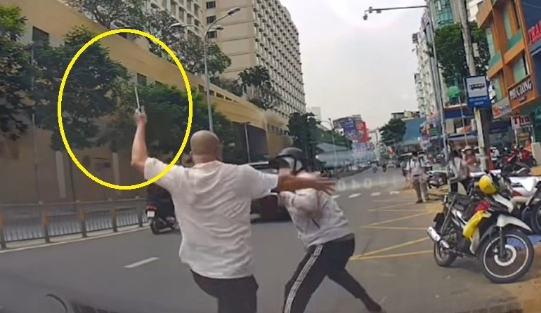 Ông Hà cầm dao đuổi đánh shipper (Ảnh: Cắt từ clip)