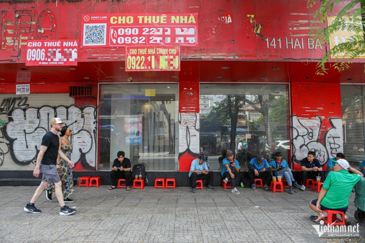 Cách đó không xa, một mặt bằng ở mặt tiền đường Hai Bà Trưng (trước đó cho thuê kinh doanh quần áo) cũng bị chi chít bảng cho thuê dán lên nhiều tháng qua, nhưng chưa có khách. Phía trước được người dân tận dụng làm nơi bán nước. Mặt bằng này có diện tích sàn 1.670m2, diện tích sử dụng 1.200m2 và được báo giá cho thuê trên sàn bất động sản là 27.000 USD (hơn 687 triệu đồng)