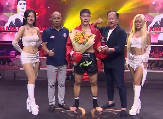 Kieu Duy Quan (in the middle) is a rising star in martial arts (Photo: webthethao)