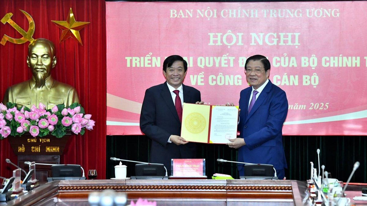 Trưởng Ban Nội chính Trung ương Phan Đình Trạc trao quyết định của Bộ Chính trị phân công, bổ nhiệm ông Bùi Văn Nghiêm giữ chức Phó Trưởng Ban Nội chính Trung ương
