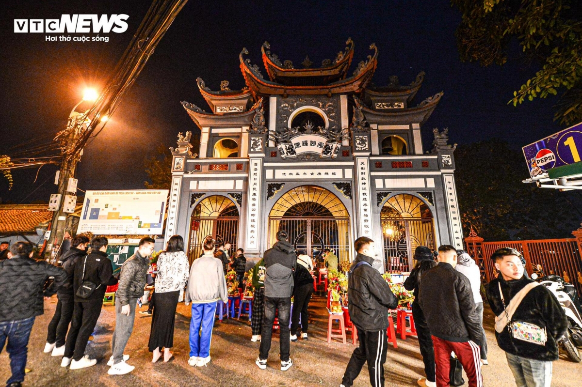 Rạng sáng 14/1 (rằm tháng Chạp), nhiệt độ tại Hà Nội ở mức 12 độ C, trời rét và có gió mạnh. Dù thời tiết lạnh giá nhưng rất đông người dân tập trung trước cổng phủ Tây Hồ (quận Tây Hồ) để bái lễ. 