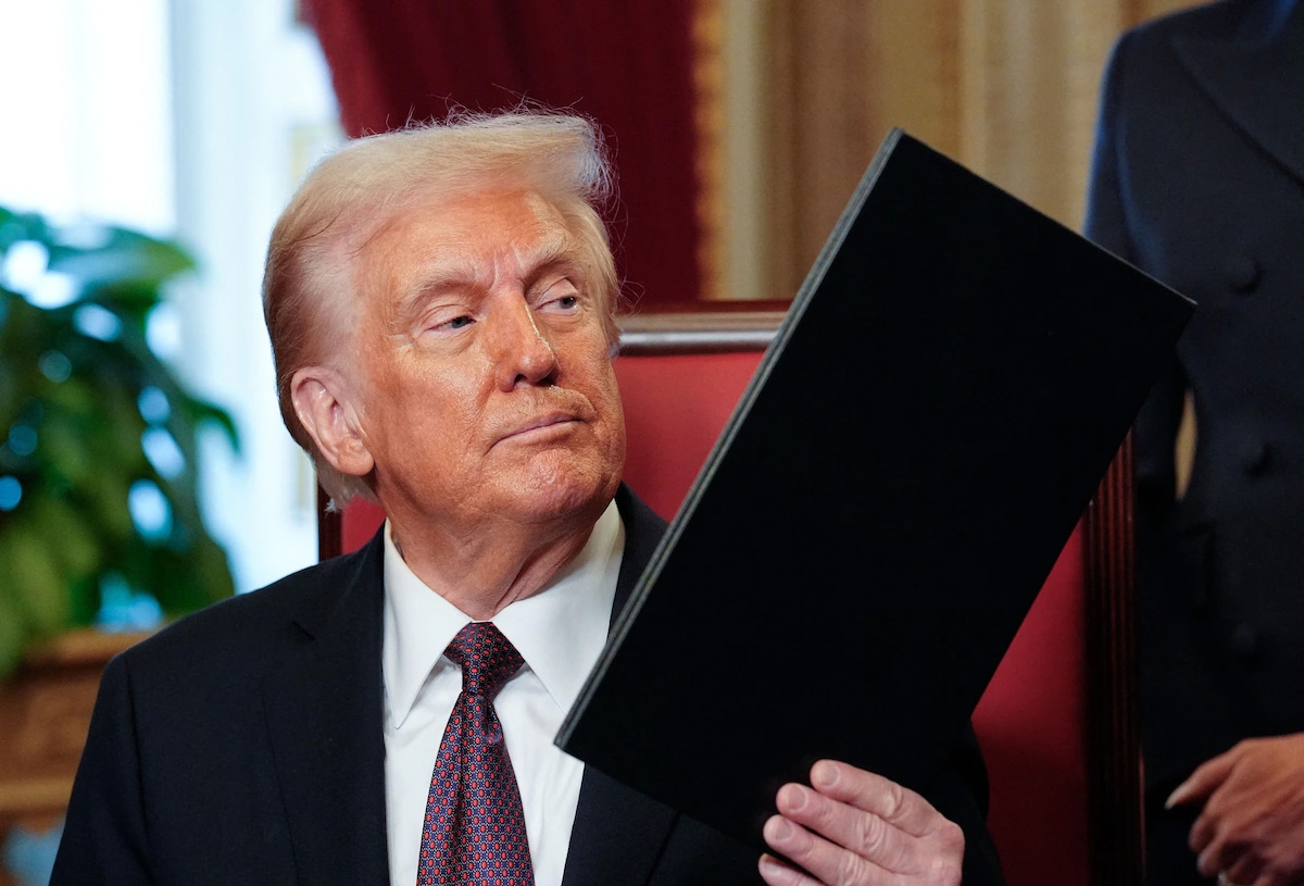 Tổng thống Trump ký ban hành gần 100 sắc lệnh hành pháp ngay trong ngày đầu tiên nhậm chức hôm 20/1/2025. Ảnh: Getty
