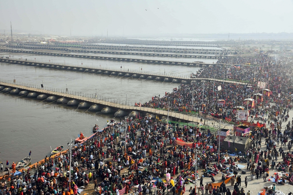 Dòng người hành hương tại đền Triveni Sangam bên bờ sông Hằng chuẩn bị cho lễ tắm thánh Mauni Amavasya trong khuôn khổ lễ Maha Kumbh Mela, tại thành phố Prayagraj, bang Uttar Pradesh ngày 28/1 (Nguồn: ANI)