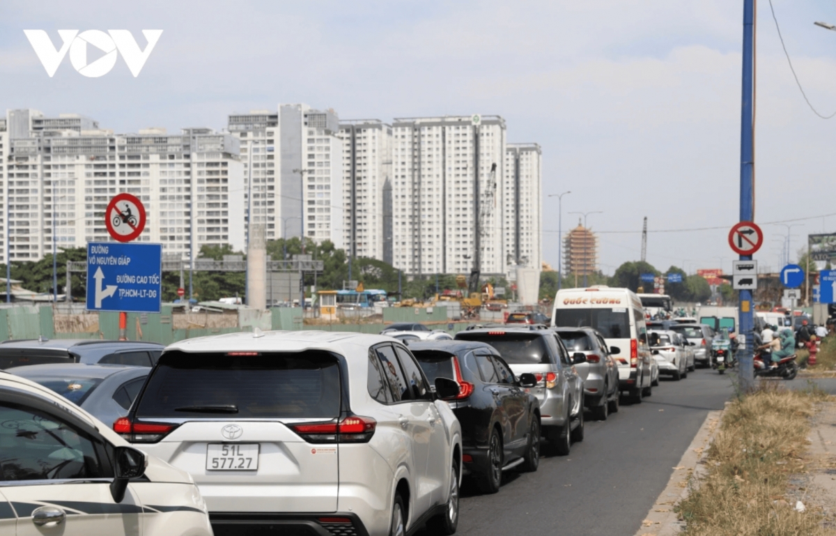 The expressway is jammed for kilometres in the morning and afternoon of the second day of Tet.