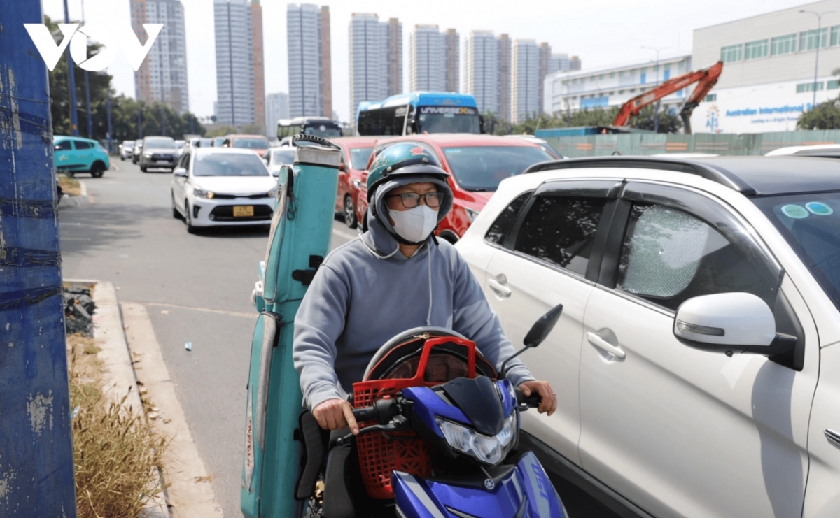 Since early in the morning, the car lane on Mai Chi Tho street leading to the Long Thanh - Dau Giay Expressway is partially congested.