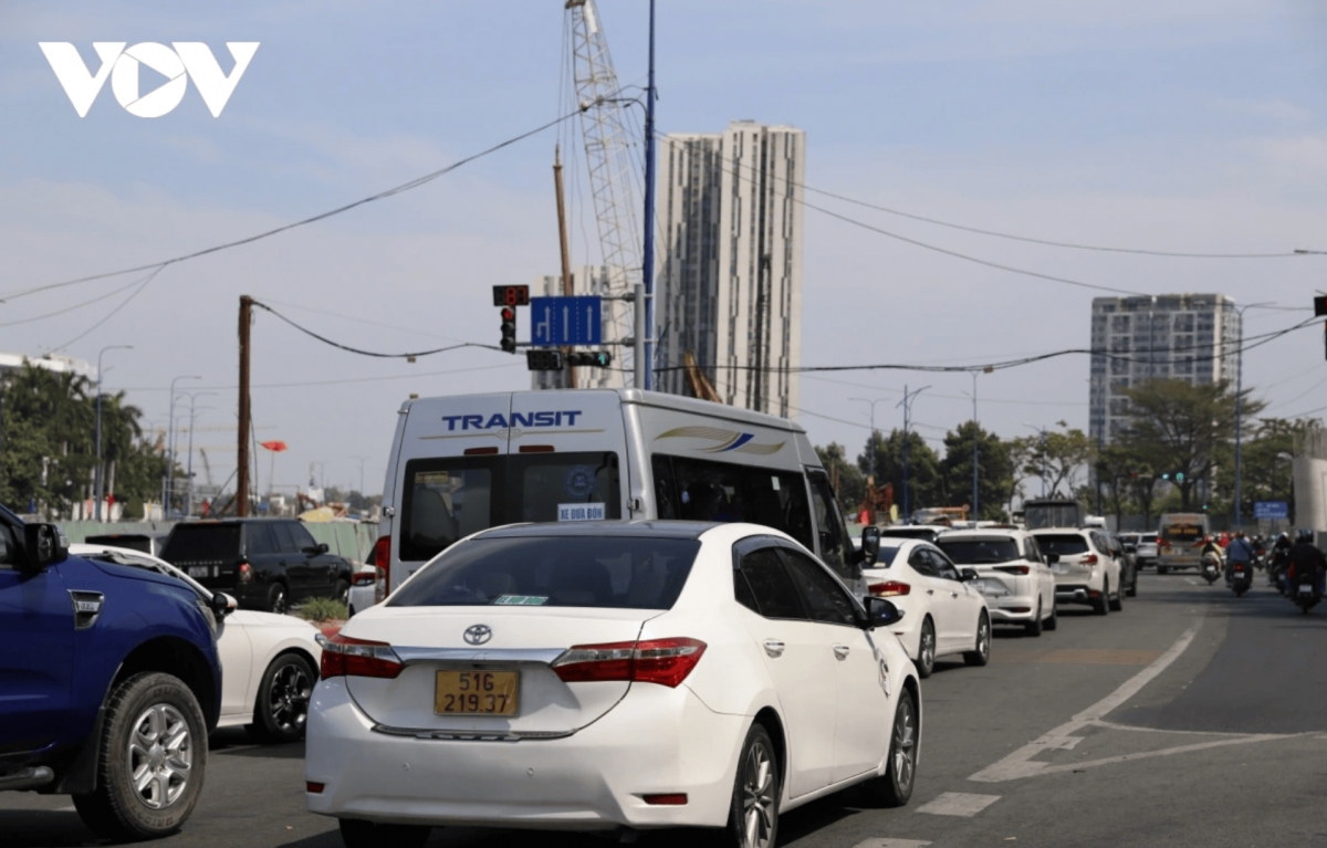 The road leading towards Long Thanh - Dau Giay Expressway is also jammed.