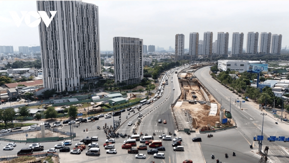 Cars line up at the beginning of the Long Thanh - Dau Giay Expressway.