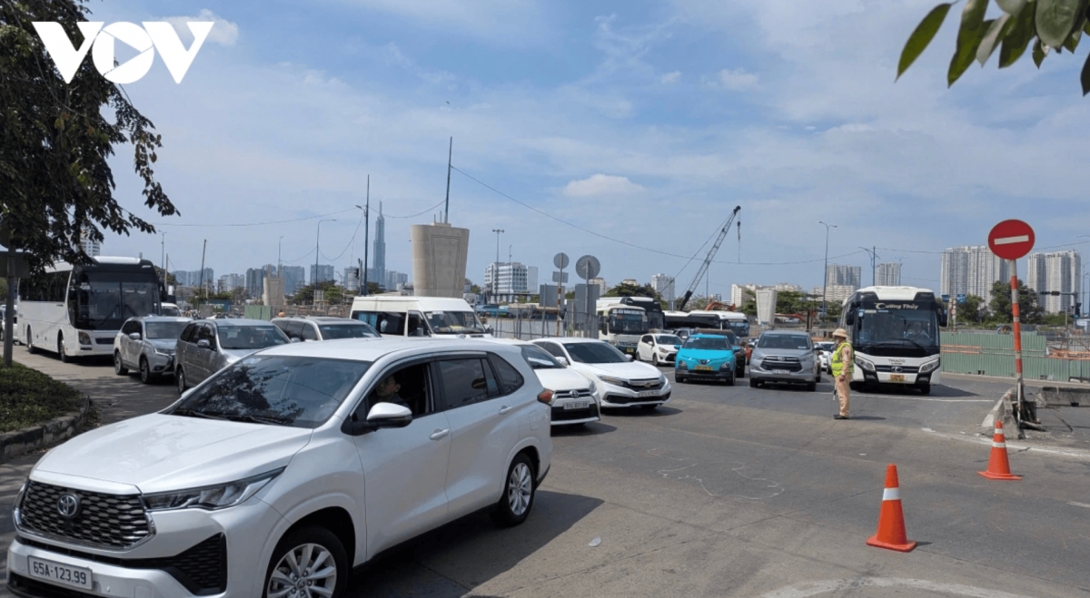 The intersection between Mai Chi Tho and Long Thanh - Dau Giay Expressway is packed on the way out of the southern city.