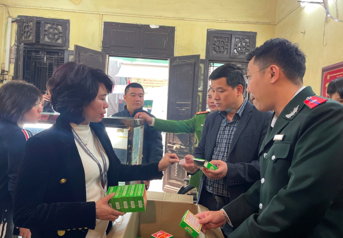Đoàn kiểm tra liên ngành công tác an toàn thực phẩm số 1 của thành phố Hà Nội kiểm tra nhãn mác bánh cốm Nguyên Ninh (11 Hàng Than, quận Ba Đình). Ảnh: Thu Trang