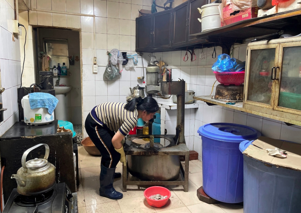Khu vực sản xuất bánh cốm Nguyên Ninh nằm trong khu bếp của gia đình không bảo đảm các điều kiện vệ sinh, an toàn thực phẩm. Ảnh: Thu Trang