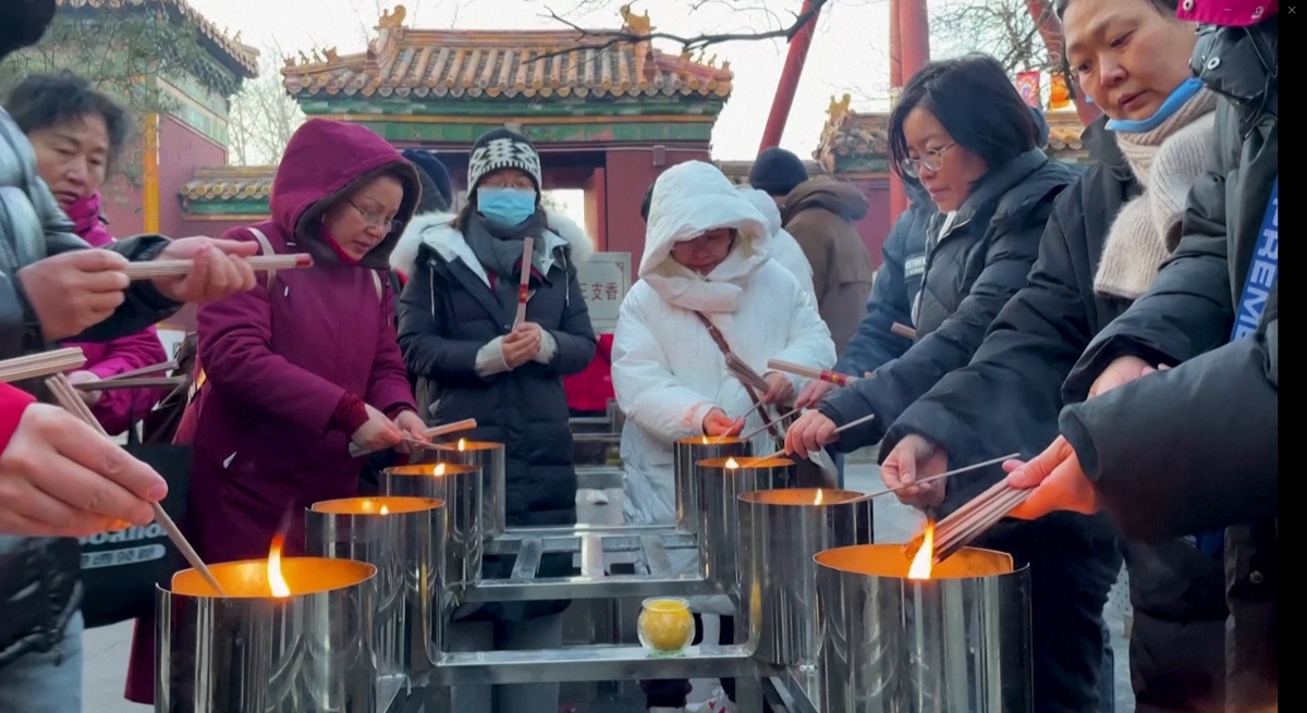 Người dân Bắc Kinh đi chùa cầu bình an
