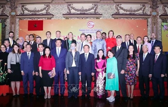 Lãnh đạo tỉnh Sơn La, Bộ chỉ huy Bộ đội biên phòng Sơn La tặng cờ Tổ quốc và ảnh Bác Hồ cho 21 bản của xã biên giới Chiềng Khương, huyện Sông Mã, Sơn La.