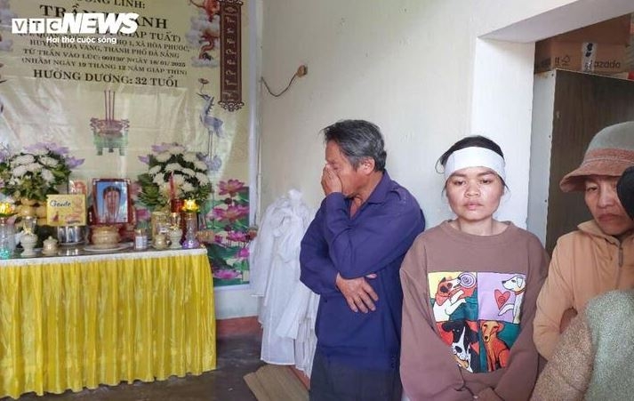 Chị Đào và người thân bên bàn thờ anh Thành.