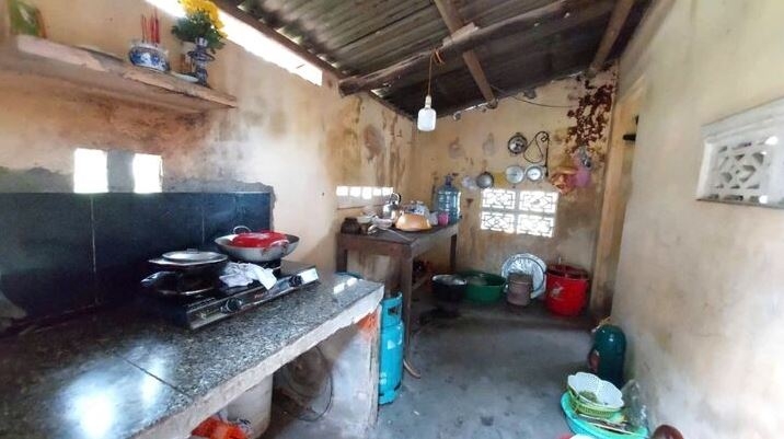 Căn nhà dột nát của vợ chồng anh Thành.