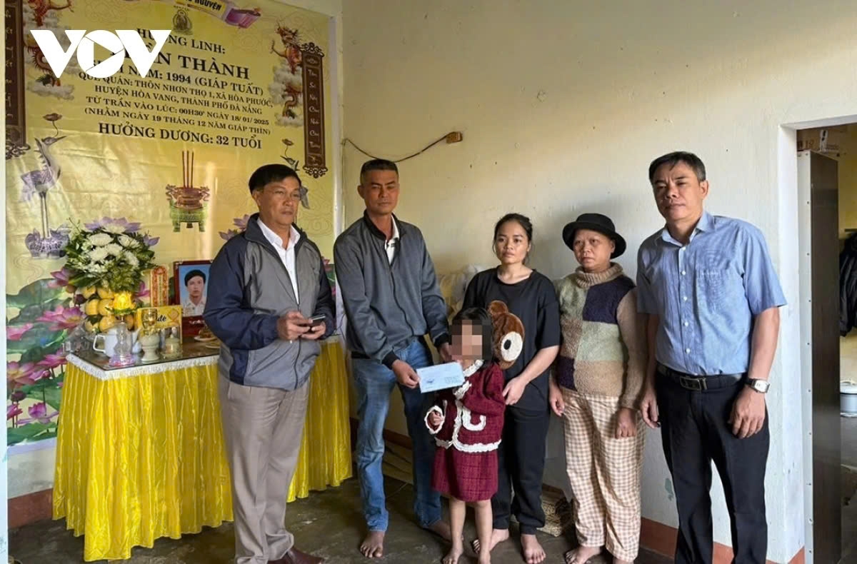 Đại diện Hội đồng hương thành phố Đà Nẵng đến động viên và trao tiền hỗ trợ gia đình nam shipper