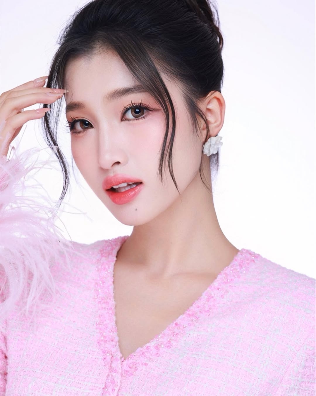 Bên cạnh nhan sắc nổi bật, Phương Nhi cũng sở hữu trình độ học vấn tốt. Thời trung học, Phương Nhi nhiều năm liền nằm trong đội tuyển tiếng Anh của trường THPT Hàm Rồng, Thanh Hóa. Khi thi tốt nghiệp THPT, Phương Nhi đạt 25,6 điểm. Phương Nhi theo học chuyên ngành Luật thương mại quốc tế của Trường Đại học Luật Hà Nội. Người đẹp có thể giao tiếp tiếng Anh, Tây Ban Nha.
