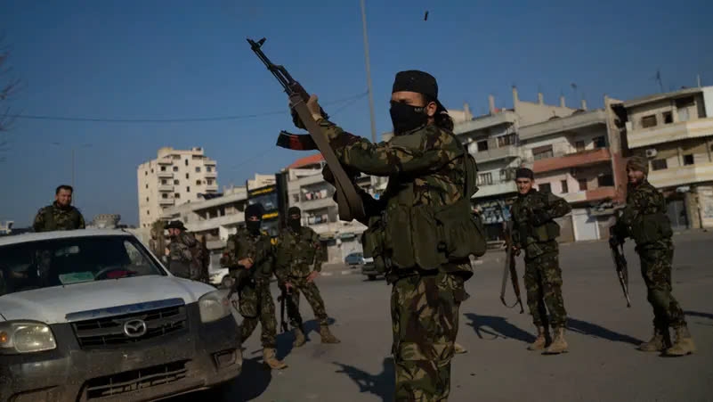 Lực lượng an ninh của chính quyền chuyển tiếp Syria tại Thành phố Homs. Ảnh: AP