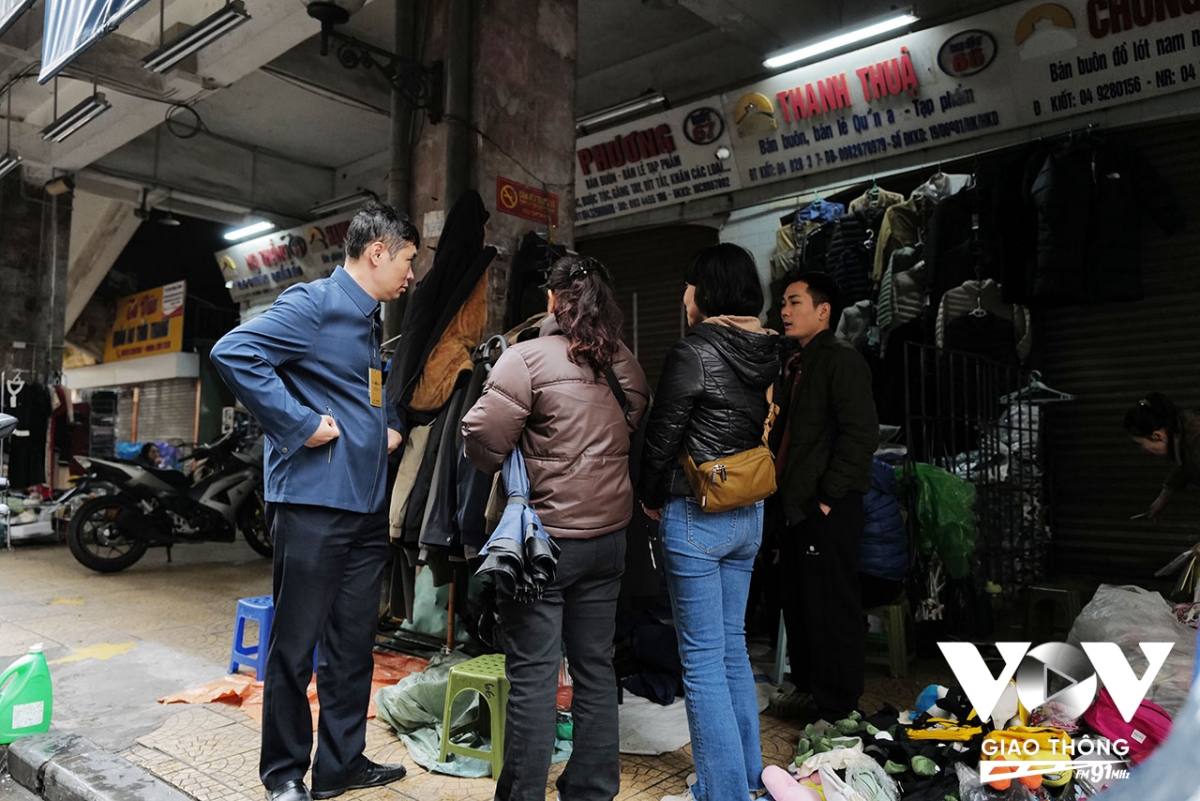 Có lẽ tục mặc quần áo mới ngày Tết xuất phát từ quan niệm muốn đem lại sự may mắn, rũ bỏ cái cũ chào đón năm mới, cũng là thể hiện mong muốn sự ấm no, hạnh phúc...