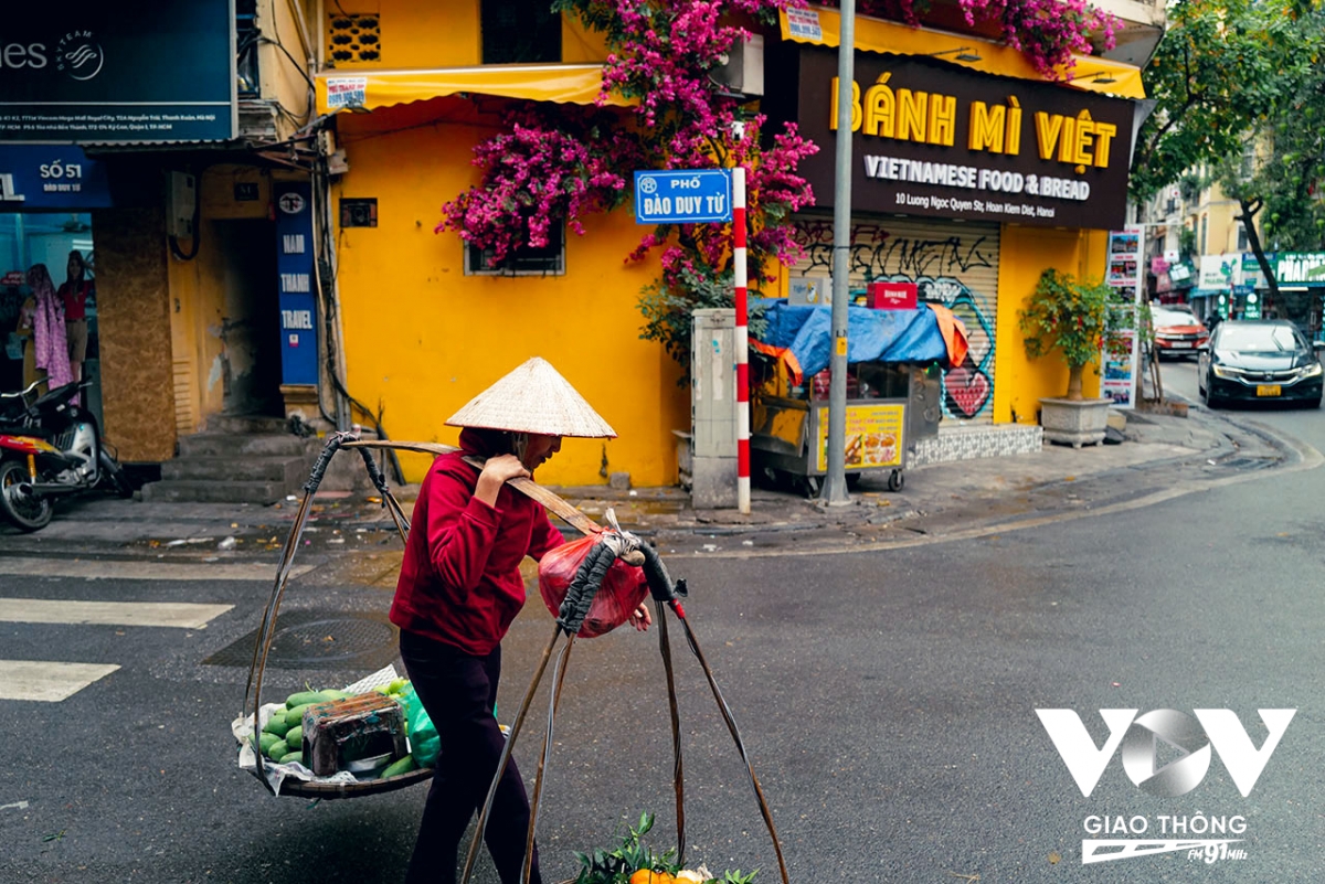 Những người buôn thúng bán mẹt tranh thủ nốt những ngày cuối năm kiếm thêm chút tiền rồi về quê ăn Tết