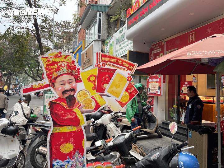 Theo khảo sát, rất nhiều cửa hàng kinh doanh vàng bạc trên các tuyến phố Hà Nội như: Trần Nhân Tông (quận Hai Bà Trưng), Cầu Giấy (quận Cầu Giấy), Hàng Bạc (quận Hoàn Kiếm)...đã và đang trang trí rất cầu kỳ với những băng rôn, biểu tượng của ngày vía Thần Tài.