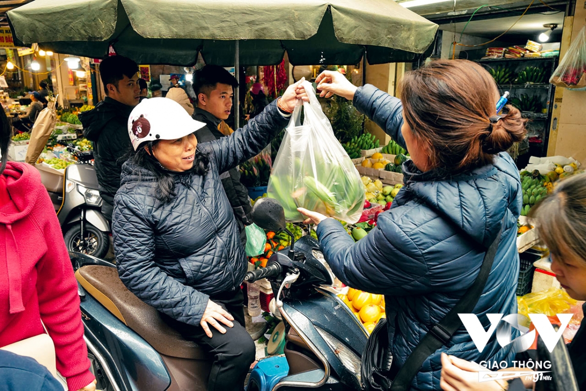 Trên ban thờ, mâm ngũ quả là điều quan trọng nhất, và trong đó không thể thiếu nải chuối. Nhiều người quan niệm những nải chuối có số lẻ sẽ đem lại may mắn, ví dụ như 15 quả, 17 quả, 19 quả hoặc nhiều hơn... tùy nhu cầu. Nhưng để mua được một nải chuối với số quả ưng ý, người ta phải bỏ ra một số tiền không nhỏ. Trung bình, một nải chuối đẹp được bán ở chợ trong thời điểm này có giá khoảng 400.000 - 500.000 đồng, có những nải chuối đẹp với số quả lẻ đẹp lên tới hàng triệu đồng/1 nải