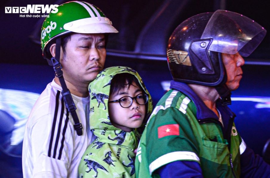 Thời tiết tối 24/1 khá lạnh khiến mọi người càng mệt mỏi hơn khi di chuyển.