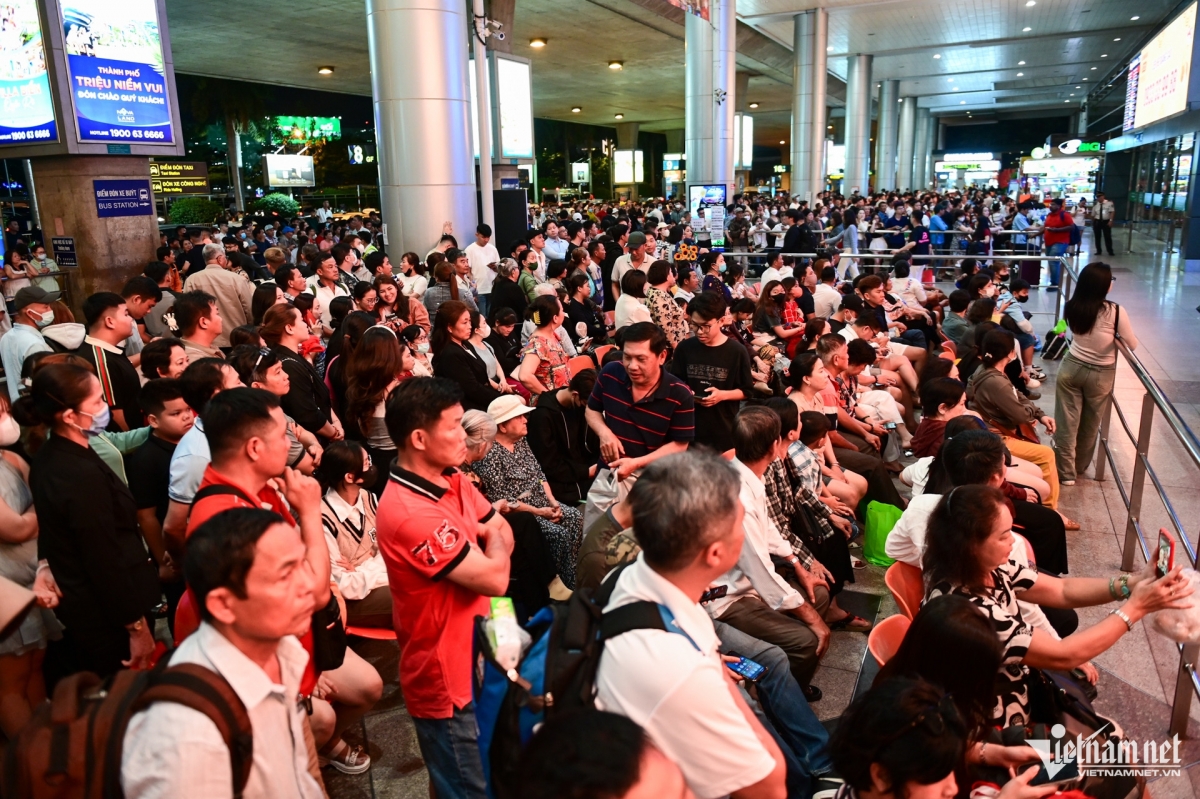 A high influx of people head to Tan Son Nhat Airport on January 20, awaiting the return of their overseas Vietnamese relatives for the upcoming Lunar New Year celebrations.